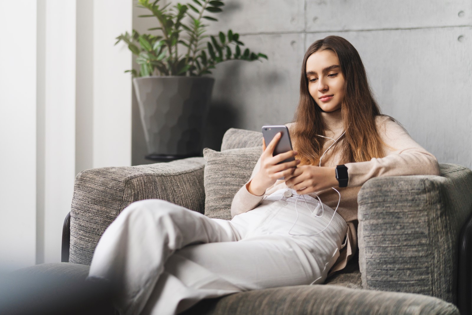 A woman chooses a bank account that offers mobile banking.